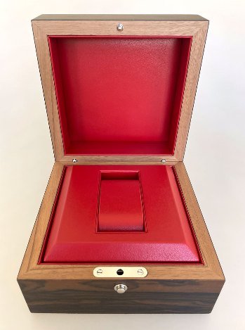 Écrin horloger en bois verni, intérieur gainé rouge
